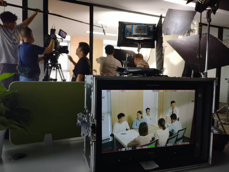 磴口县TVC拍摄公司：科技产品视觉化大师，诠释未来感与功能美学